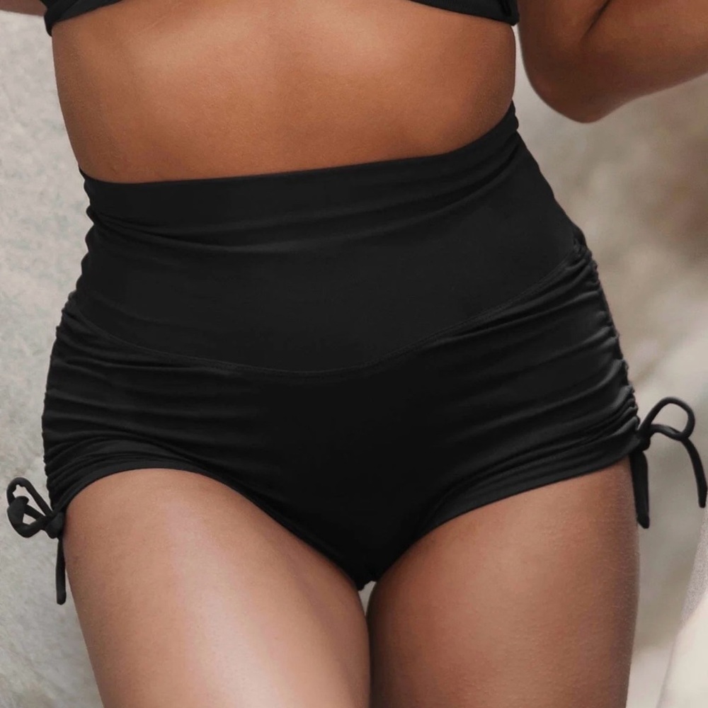 ✨ Mika Yoga Wear Michaela Shorts - Black - Size M ✨